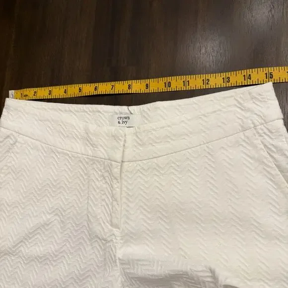 Crown & Ivy Women’s Shorts Size 2 White Textured Scalloped Hem 4” Inseam - Picture 7 of 8